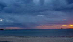 stunning-evening-at-st-kilda-beach-melbourne-australia-3